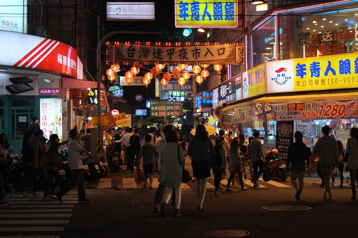 밤에 사람들로 붐비는 펑지아 야시장 입구
