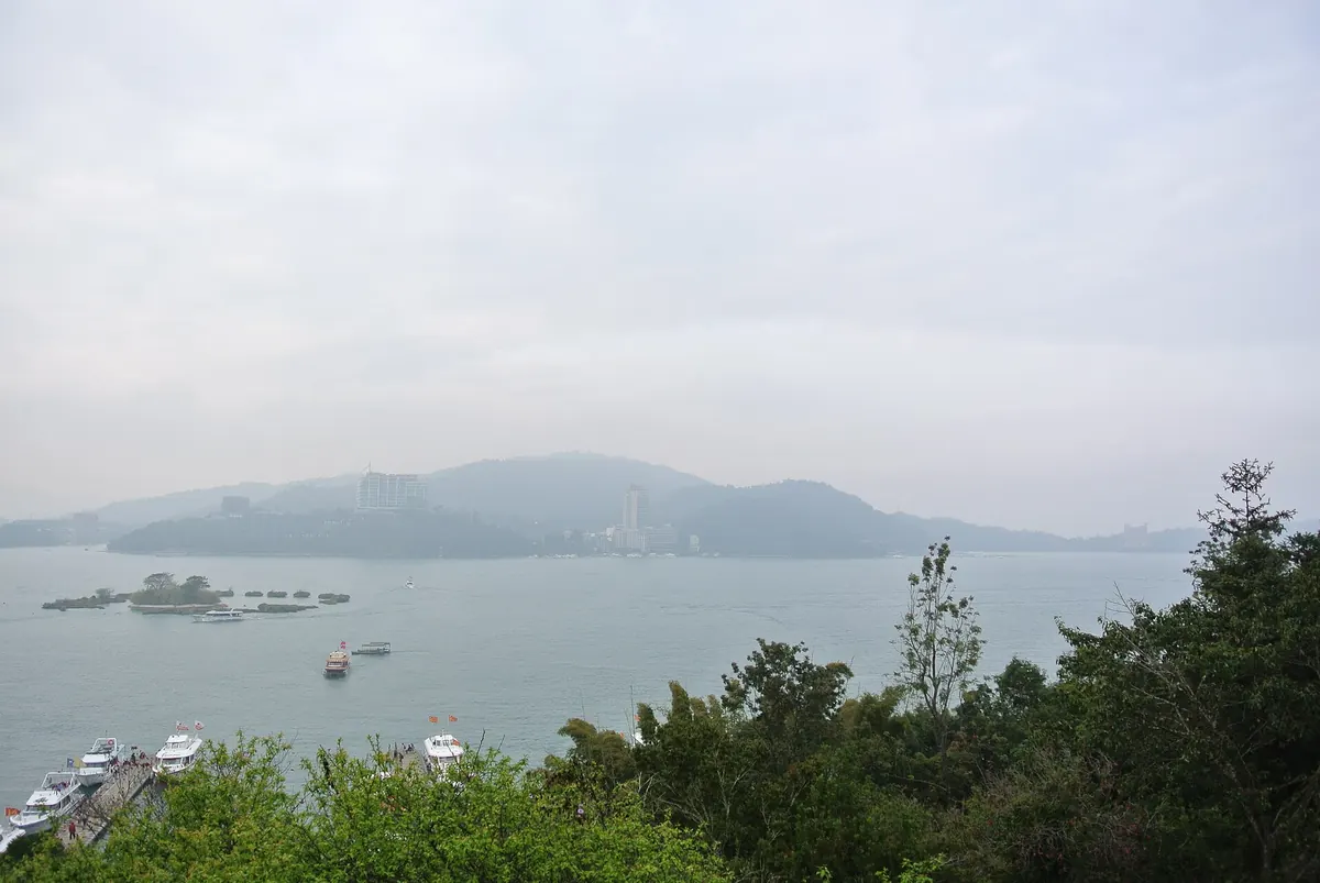 산에 둘러싸인 일월담 호수 풍경