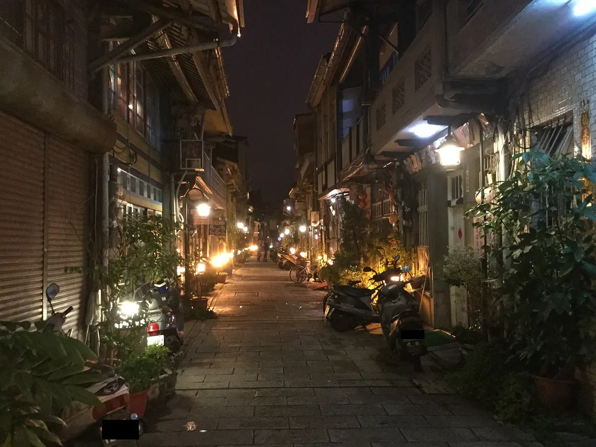 저녁 조명이 켜진 선농제 옛 골목