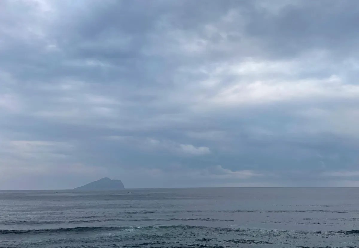 터우청 바다 위로 보이는 구이산섬