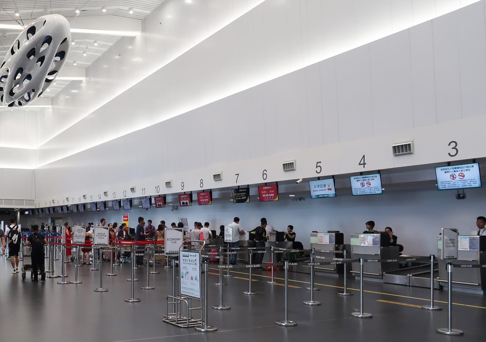 타이중 공항 출국 로비의 항공사 체크인 카운터예요(2019년 촬영, 사진: Wpcpey / CC BY-SA 4.0, Wikimedia Commons, 일부 자름).