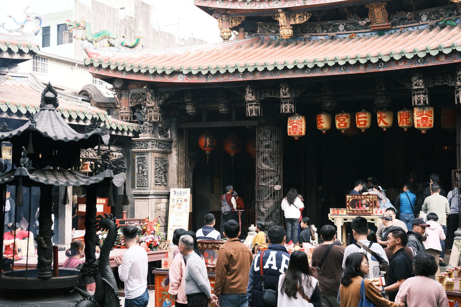 창화 사원 앞 축제 인파예요. 루강·창화 일대는 주말·행사일에 사람이 많아지니 넉넉히 잡는 편이 좋아요.