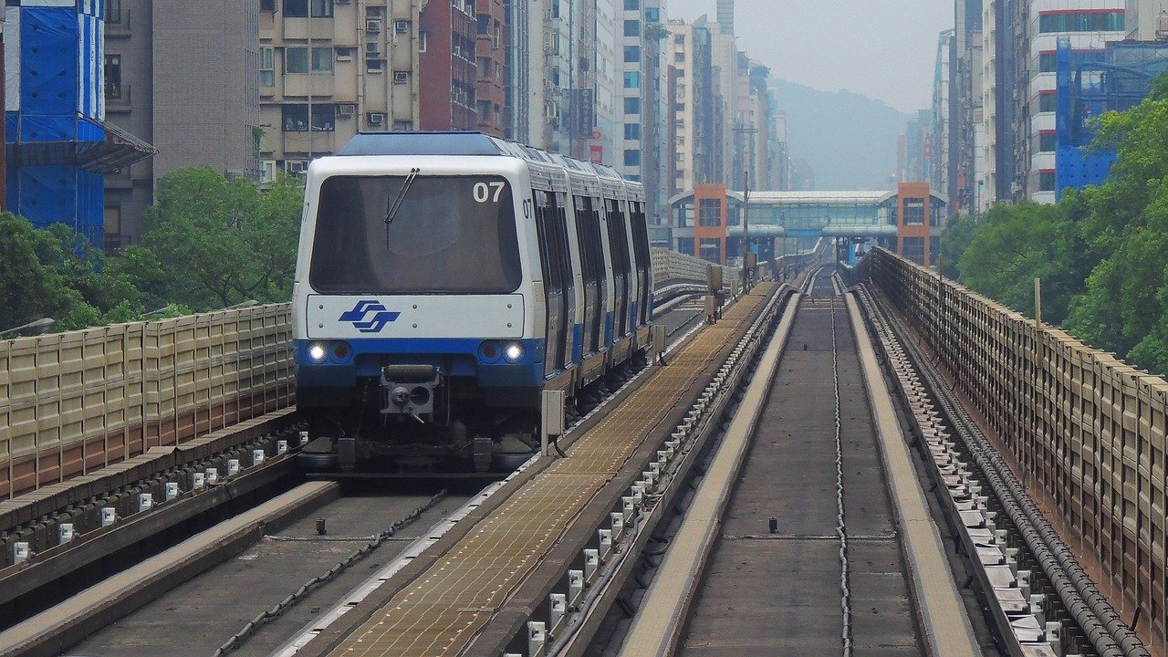 타이베이 MRT 승강장에 들어온 열차예요. 역마다 충전기가 있어 잔액을 바로 볼 수 있어요.