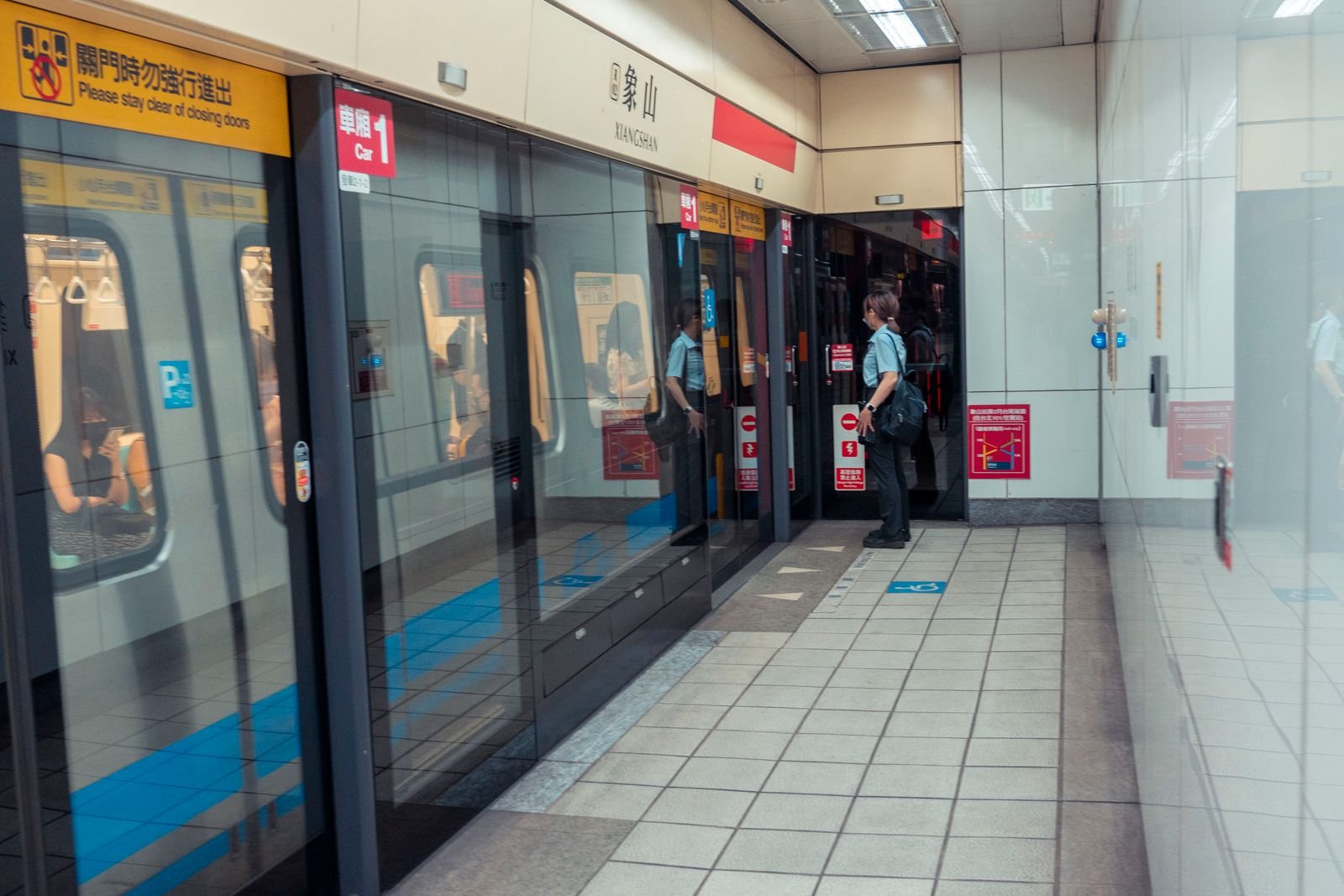 타이베이 MRT 샹산역 승강장에 열차가 서 있는 모습이에요.