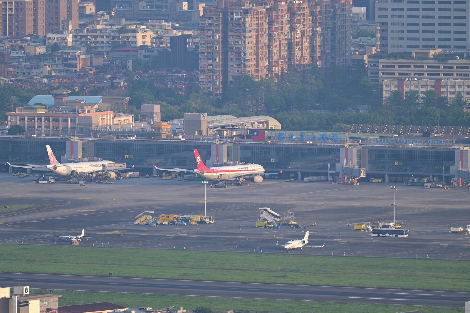 전망대에서 내려다본 송산공항 계류장과 여객기예요. e-Gate 등록은 입국·출국 심사대나 1터미널 로비 카운터에서 해요.