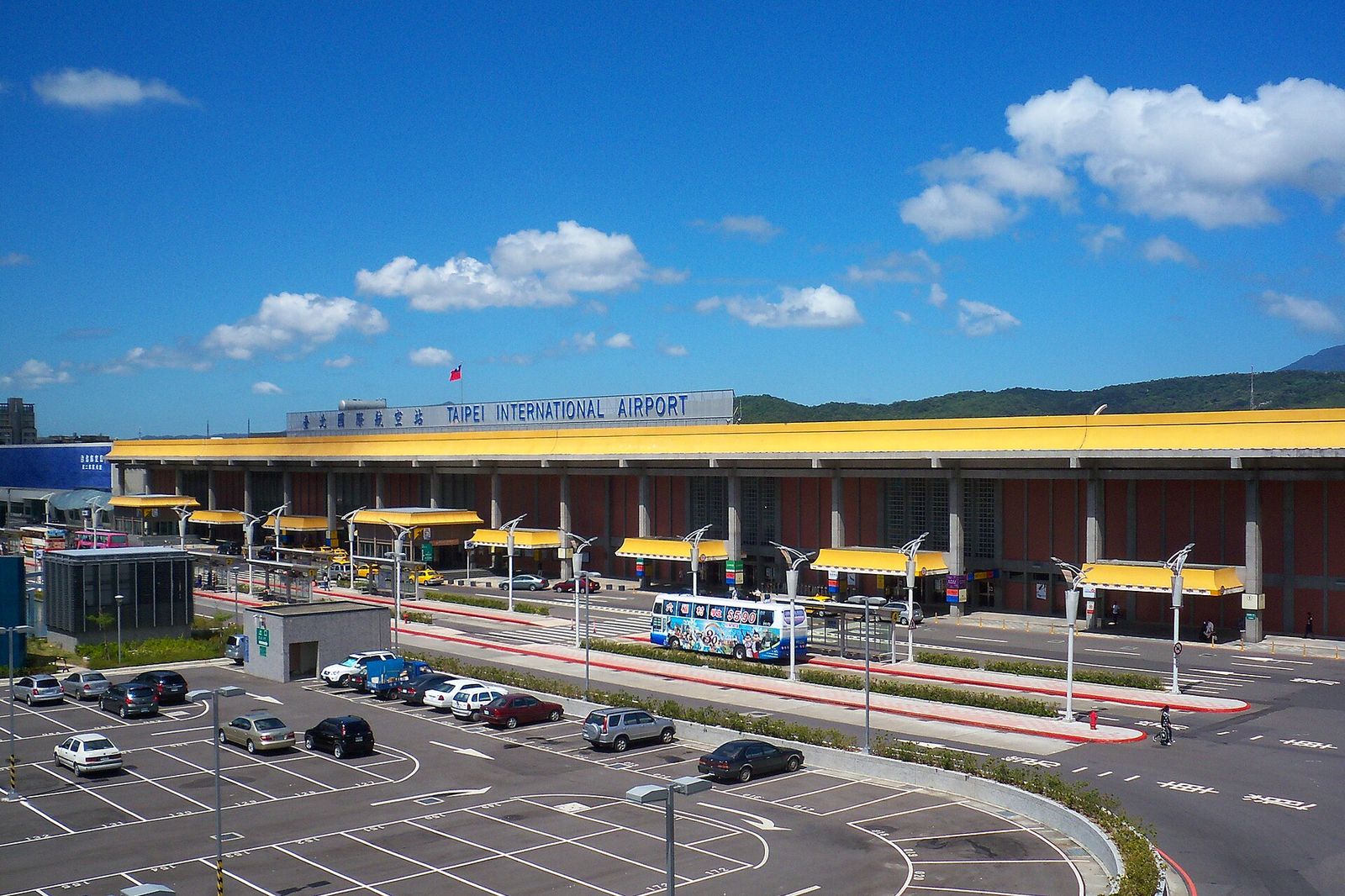 송산공항 제1터미널 건물 외관이에요. 제한구역 밖 등록 카운터는 1층 출국 로비 7-11 옆에 있어요.
