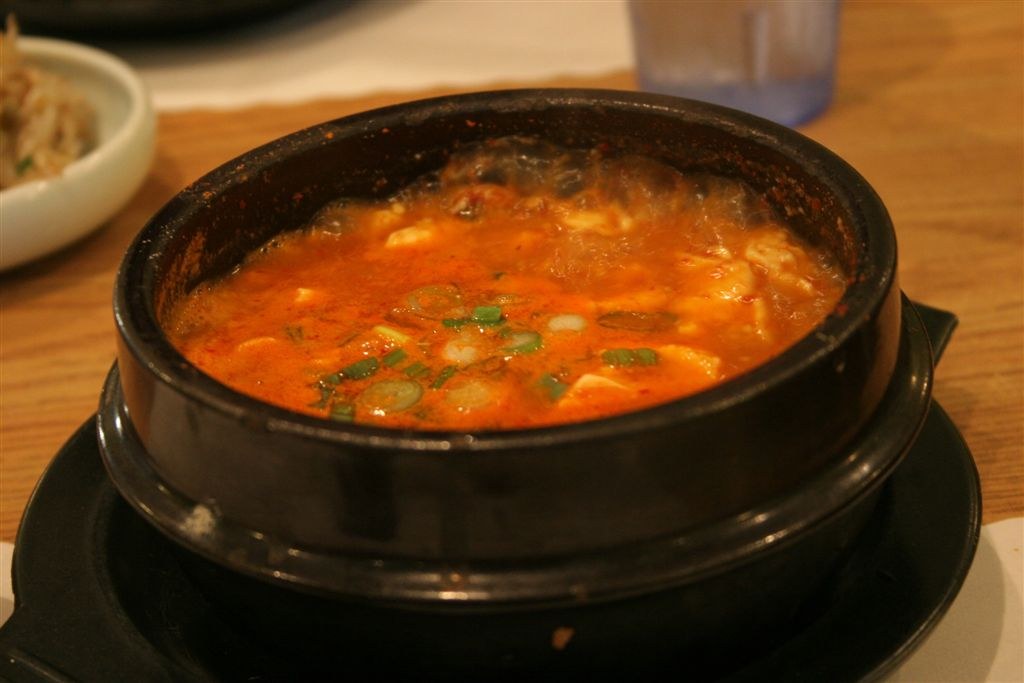 돌솥에 끓여 나오는 순두부찌개 예시 사진이에요(북촌순두부 메뉴 사진 아님).