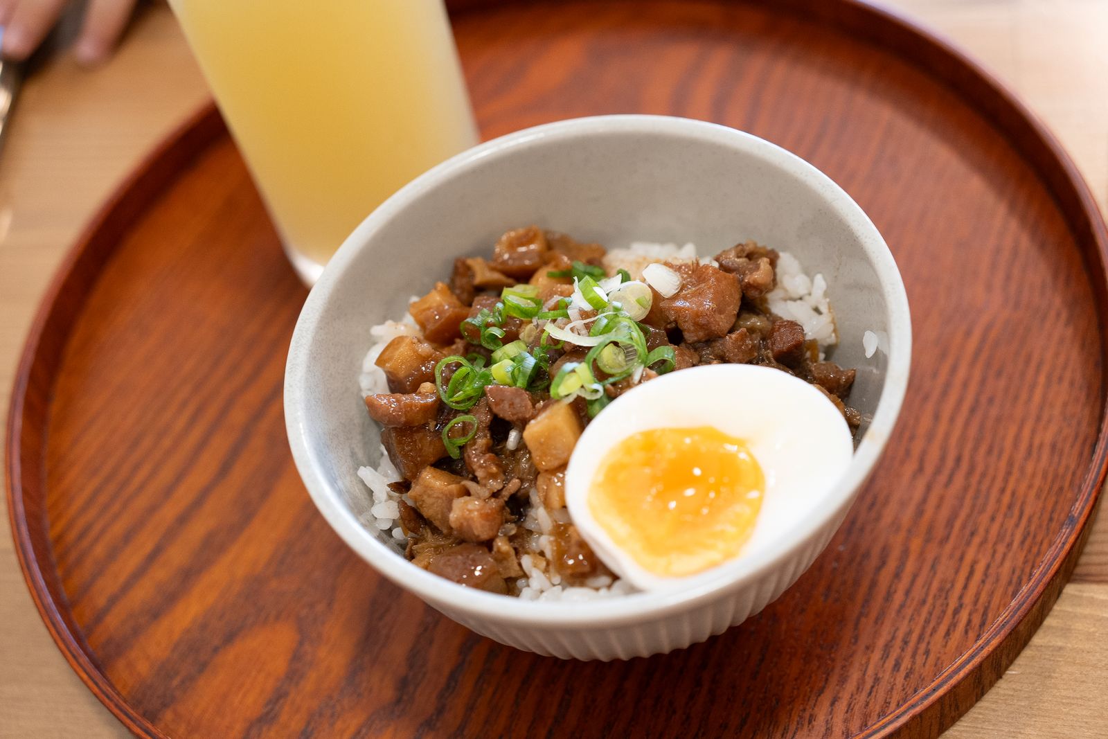 반숙 달걀을 올린 대만식 루러우판이에요(난터우 푸리에서 찍은 사진).