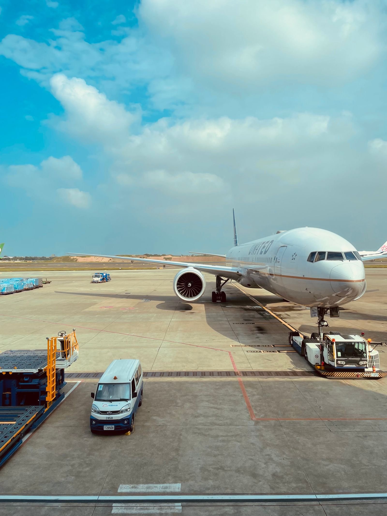 타오위안국제공항 계류장에 서 있는 여객기예요.